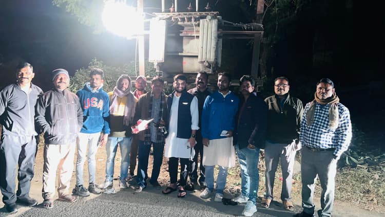 बाबूपुर में सांसद की पहल पर लगा ट्रांसफॉर्मर