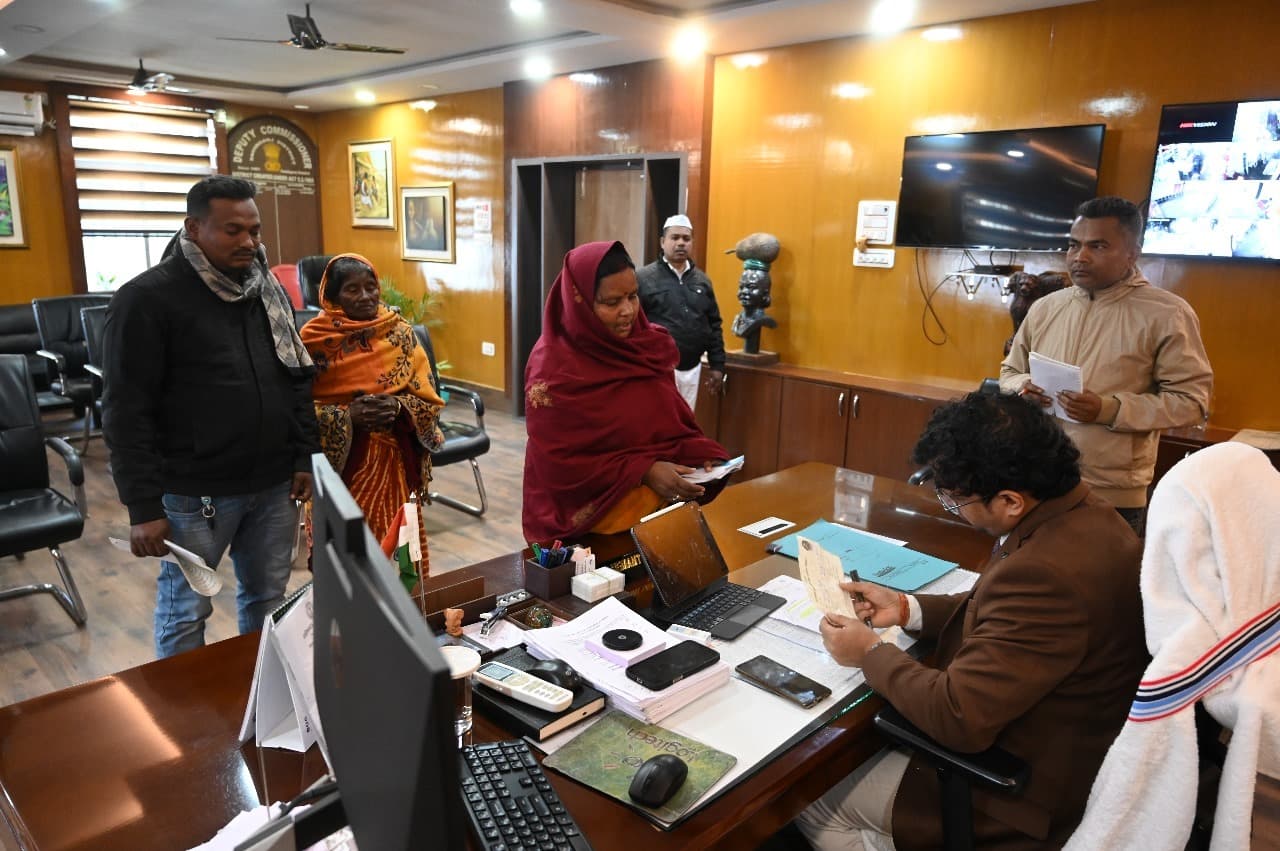 आमजनों की समस्याओं से अवगत हुए डीसी