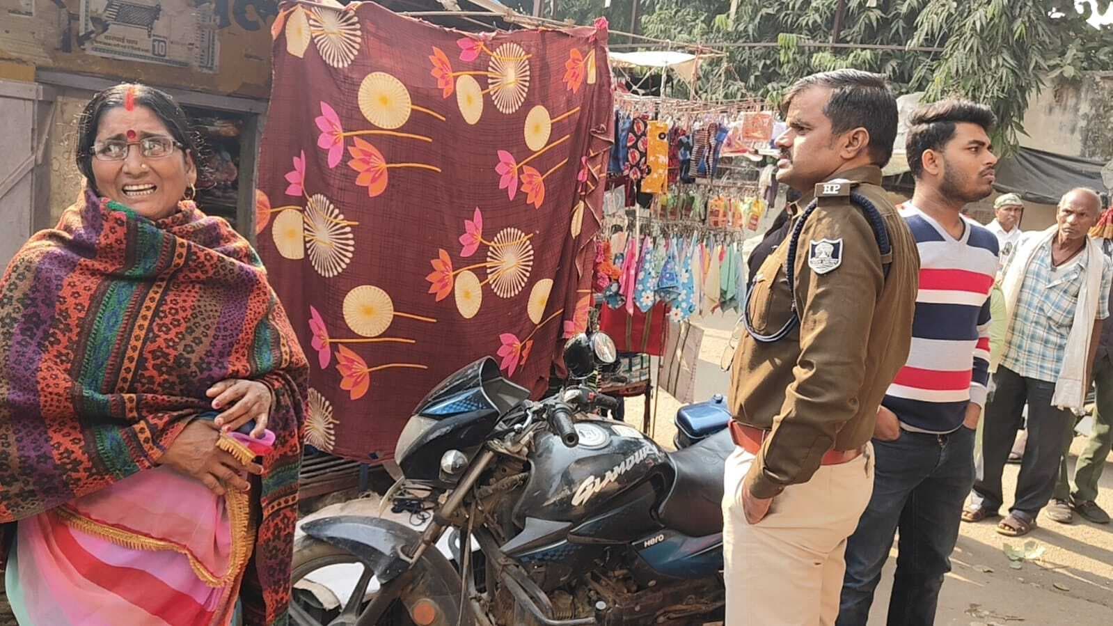 साड़ी में सॉस डाल सेविका से रुपये का थैला लेकर उचक्का फरार