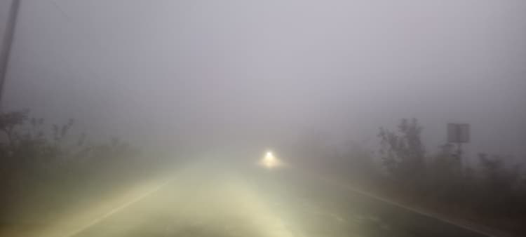 सुबह में घना कोहरा छाए रहने से सड़कों पर लाइट जलाकर रेंगते नजर आए वाहन चालक