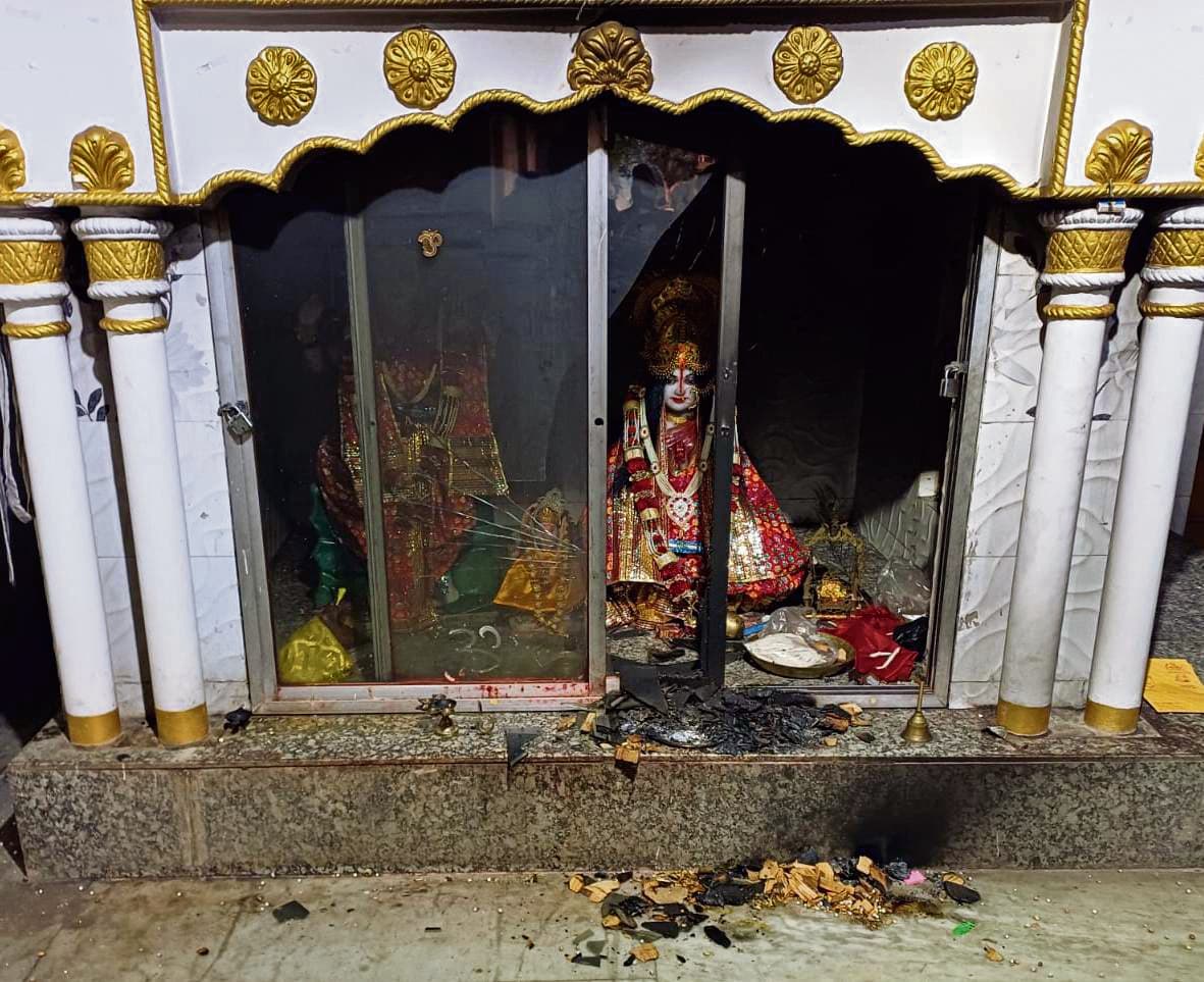 Chhapra News : असामाजिक तत्वों ने विशाल नाथ मंदिर के शीशे को किया क्षतिग्रस्त