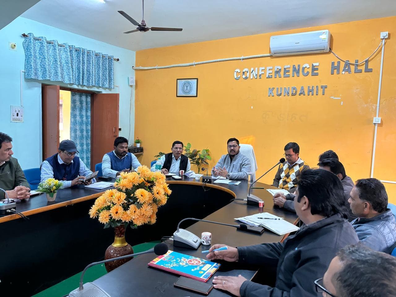 बीडीओ ने की विकास योजनाओं की प्रगति की समीक्षा