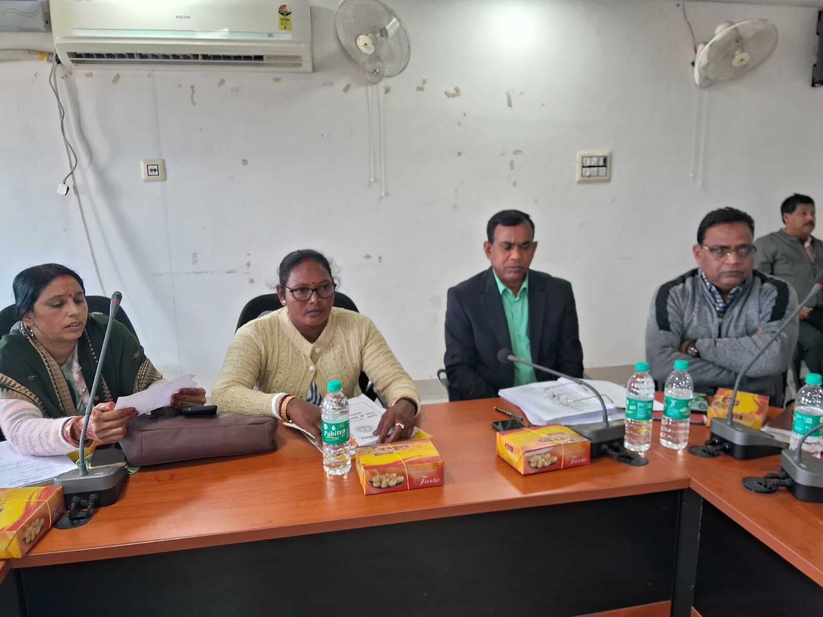 जनहित से जुड़े विकास कार्यों में लायें तेजी : जिप अध्यक्ष