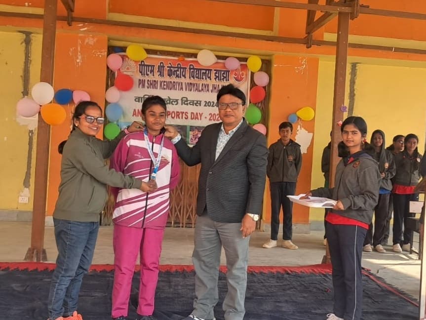 100 मीटर दौड़ में छात्र-छात्राओं ने दिखाया दम