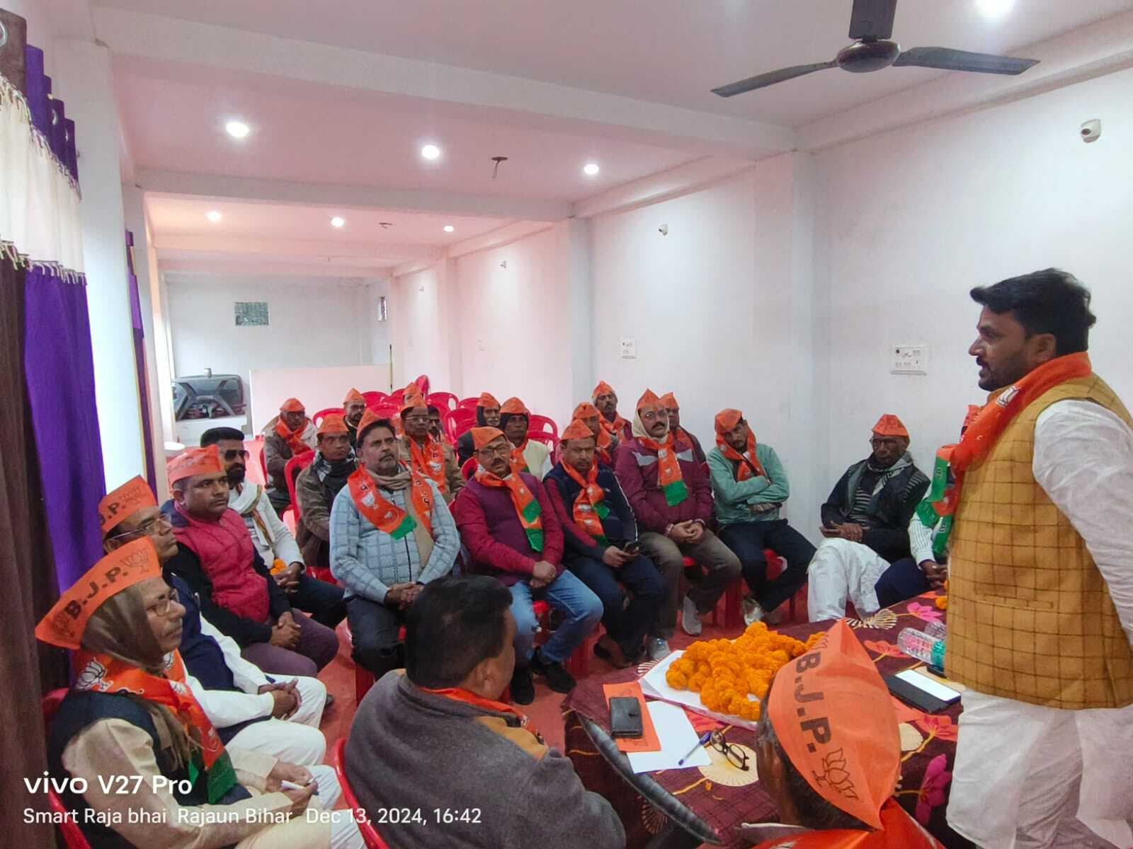 बैठक में बूथ अध्यक्षों को किया गया सम्मानित