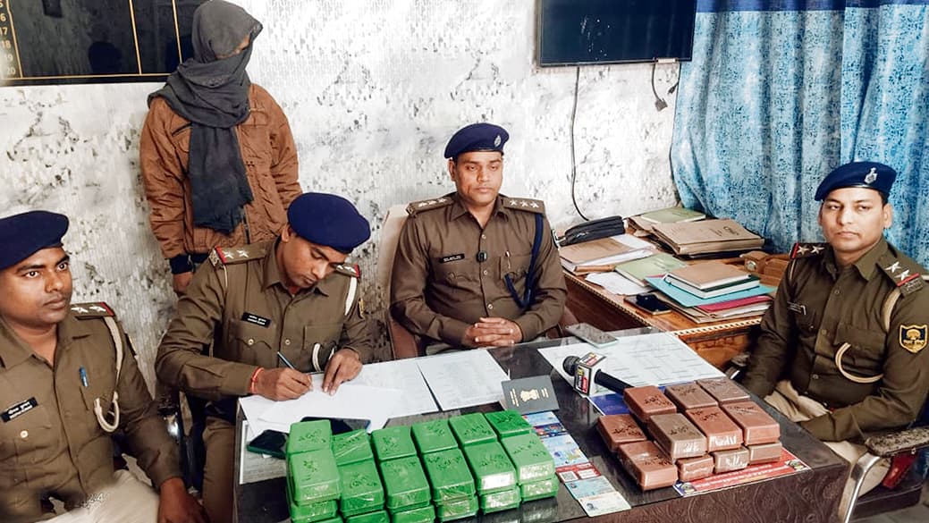 Gopalganj News  : बरौली में 70 लाख की स्मैक के साथ एक पेडलर धराया, माफिया फरार