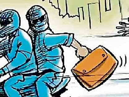 hajipur news. 50 हजार रुपये व कागजात भरा बैग झपट कर बाइक सवार बदमाश फरार