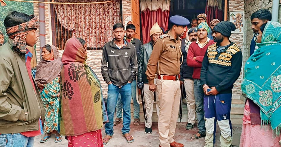 hajipur news. घर का ग्रिल काट कर नकद व आभूषण की चोरी