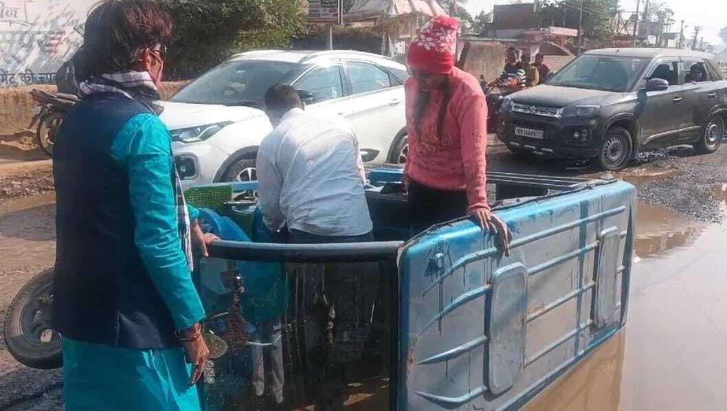 Giridih News: सड़क जर्जर होने के वजह से पलटा टोटो