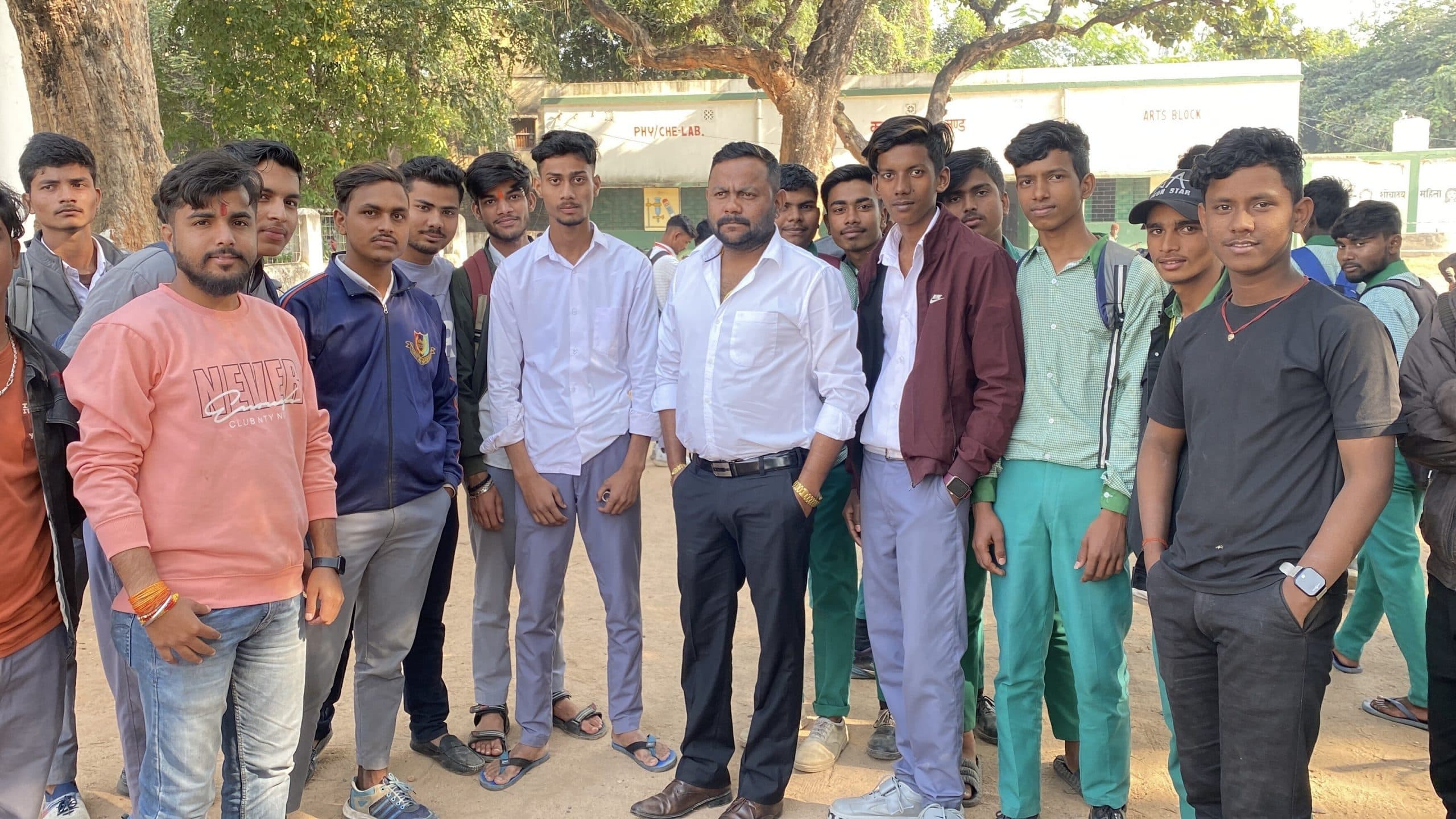 Giridih News: अनुपस्थिति के कारण फॉर्म भरने से रोका, तो छात्र आक्रोशित