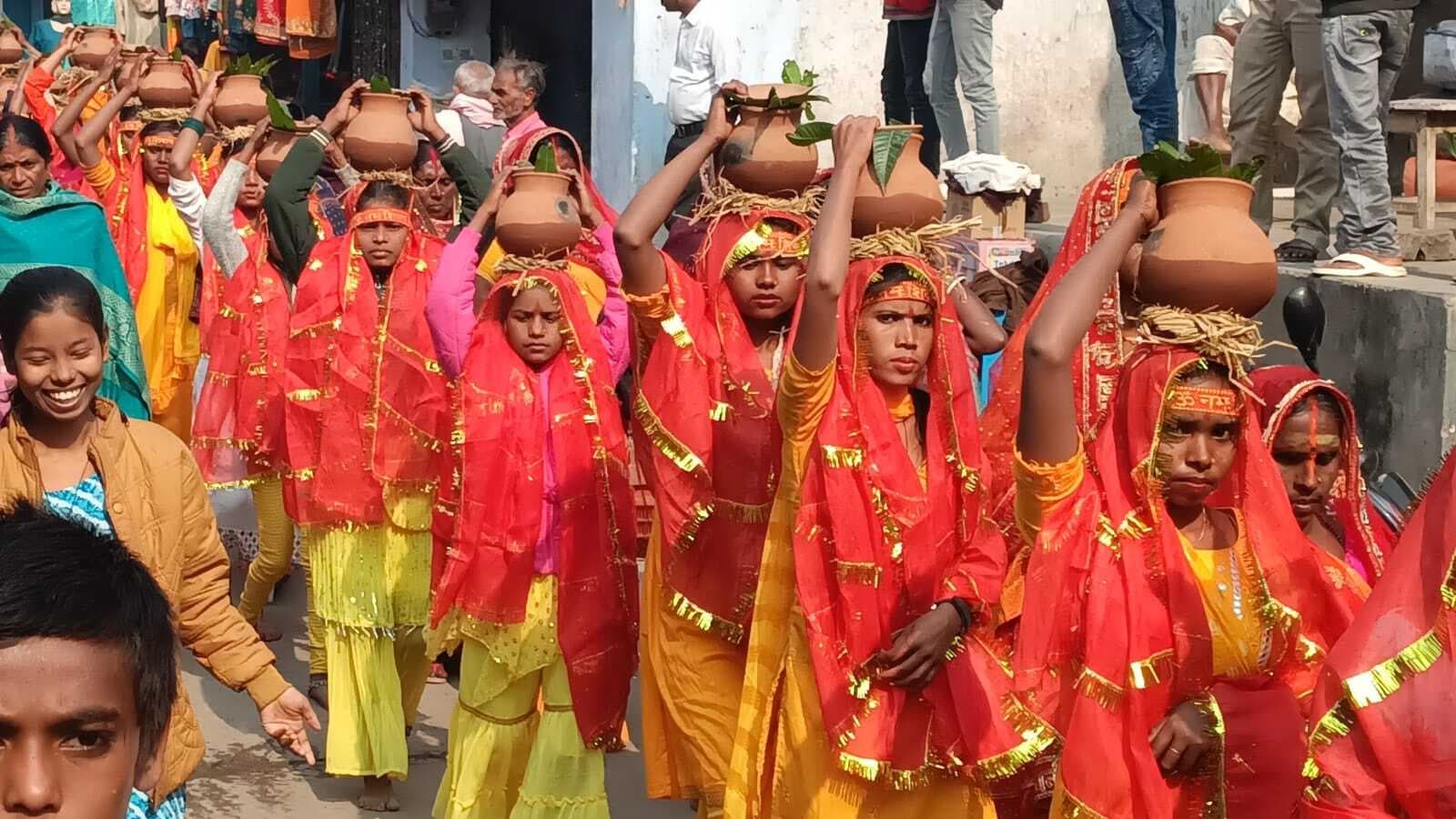 शिवधुन यज्ञ को लेकर निकाली कलश शोभायात्रा