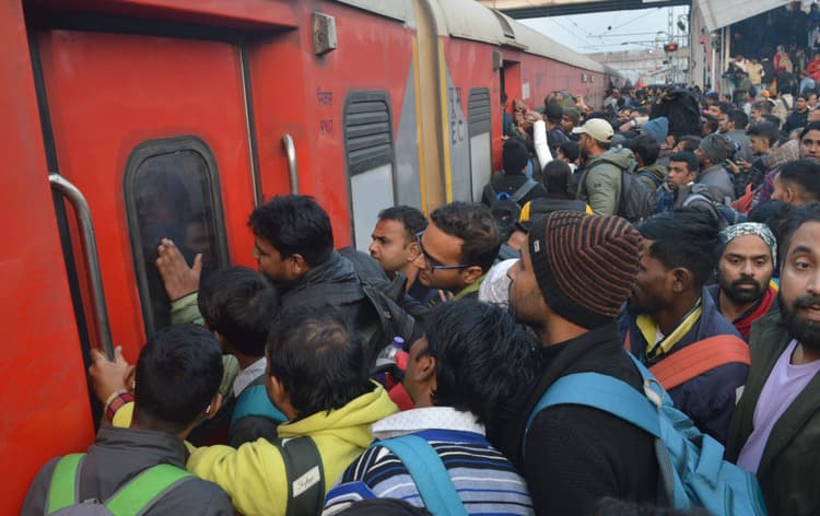 ट्रेन पर चढ़ने के लिए अफरातफरी, कई परीक्षार्थियों की छूटी ट्रेन