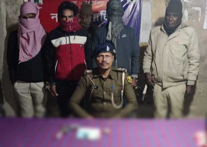 Bhagalpur News: लूट की घटना में प्रयुक्त बाइक व अवैध हथियार के साथ तीन गिरफ्तार