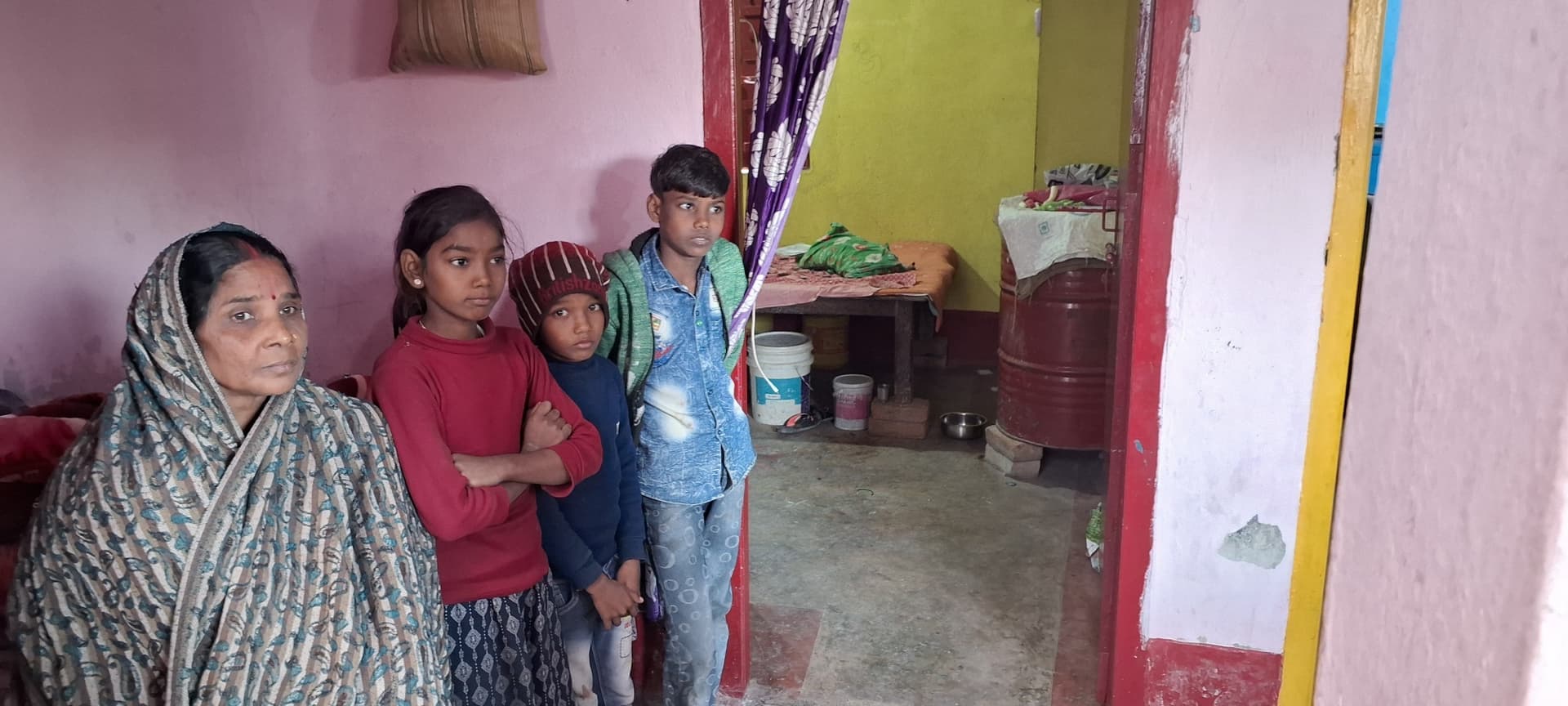 तीन मासूम बच्चों के सामने उसकी मां को गोली मार कर दी हत्या, डरे सहमे हैं बच्चे
