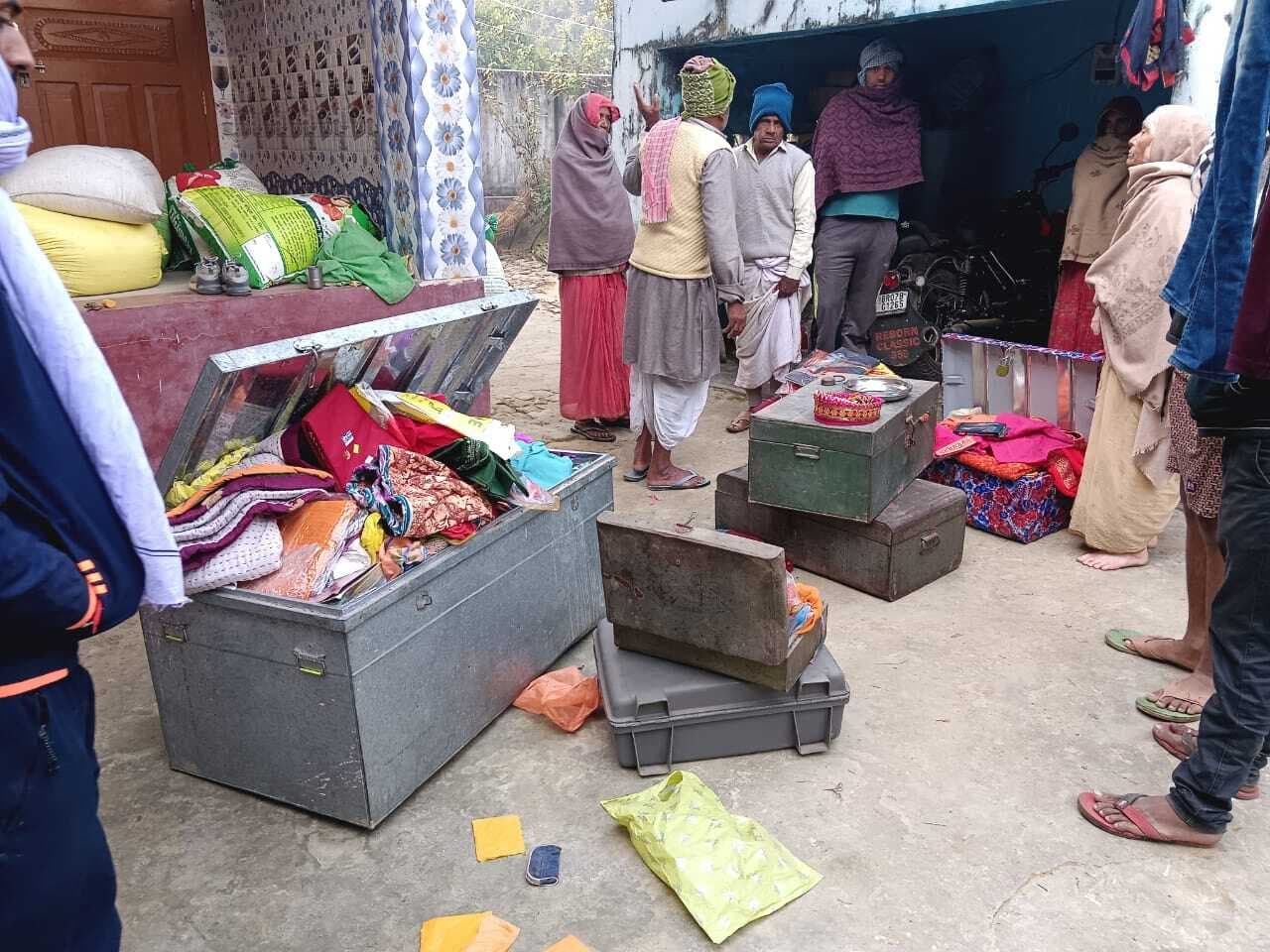 Darbhanga News : लवानी में गृहस्वामी को कमरे में बंद कर दूसरे कमरों का ताला तोड़ नकद सहित डेढ़ लाख के जेवरात की चोरी