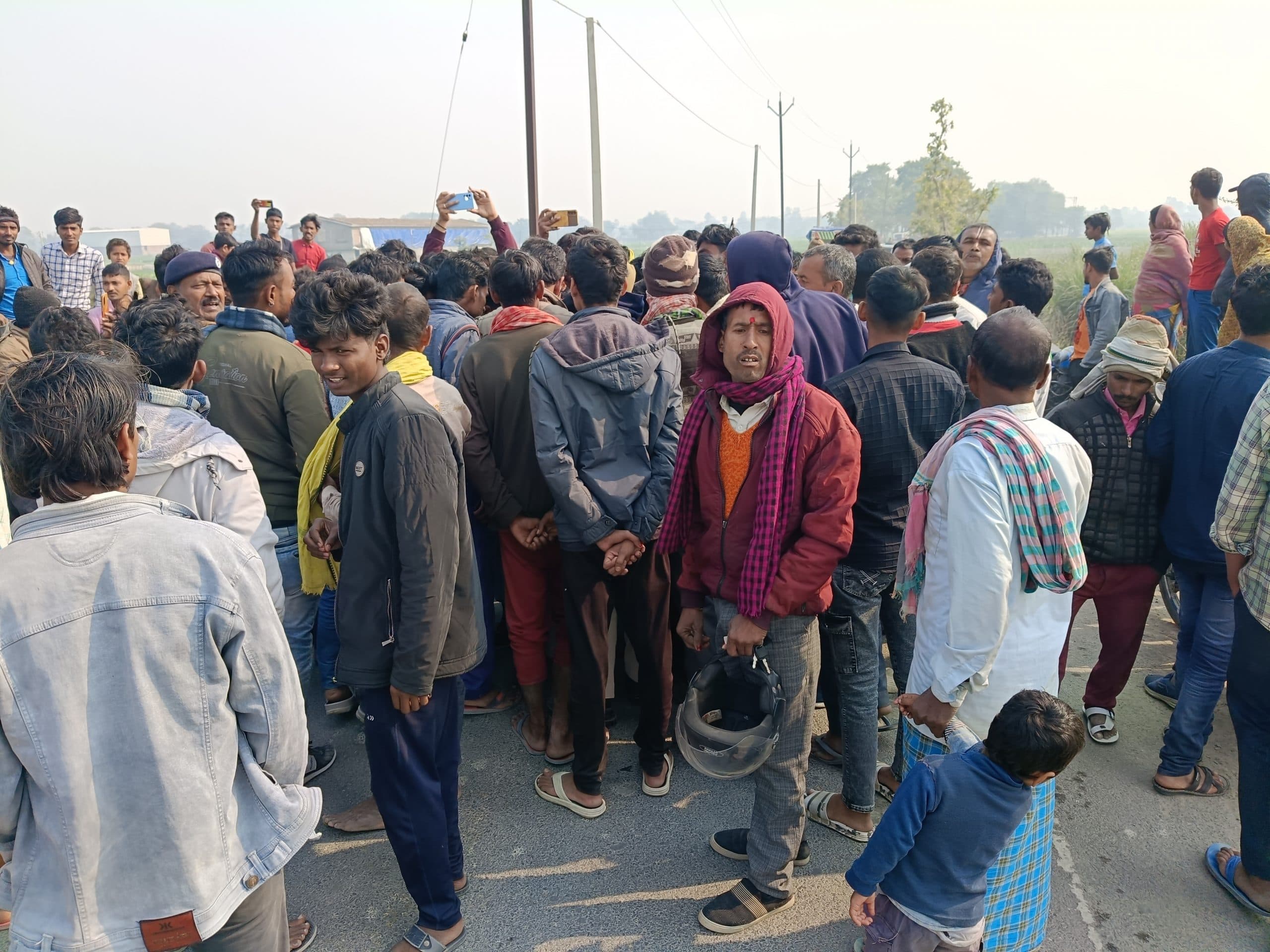 सीमेंट फैक्ट्री में मजदूर की मौत, तोड़फोड़, पुलिस ने भांजी लाठियां