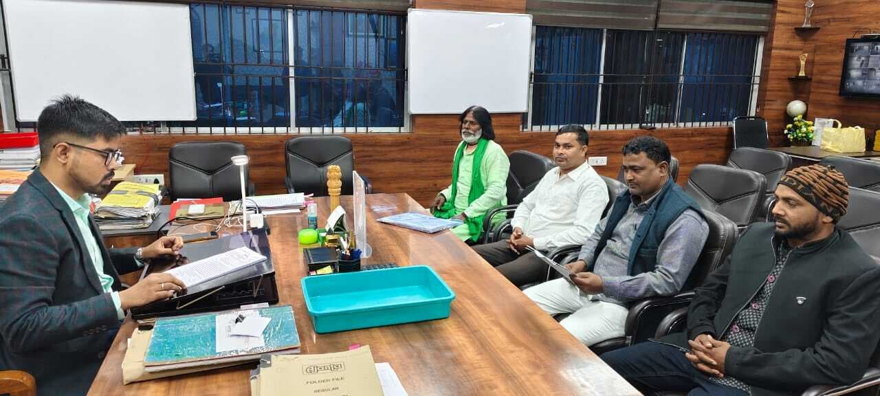 Giridih News: केस नहीं होने से नाराज झामुमो कार्यकर्ता डीसी से मिले