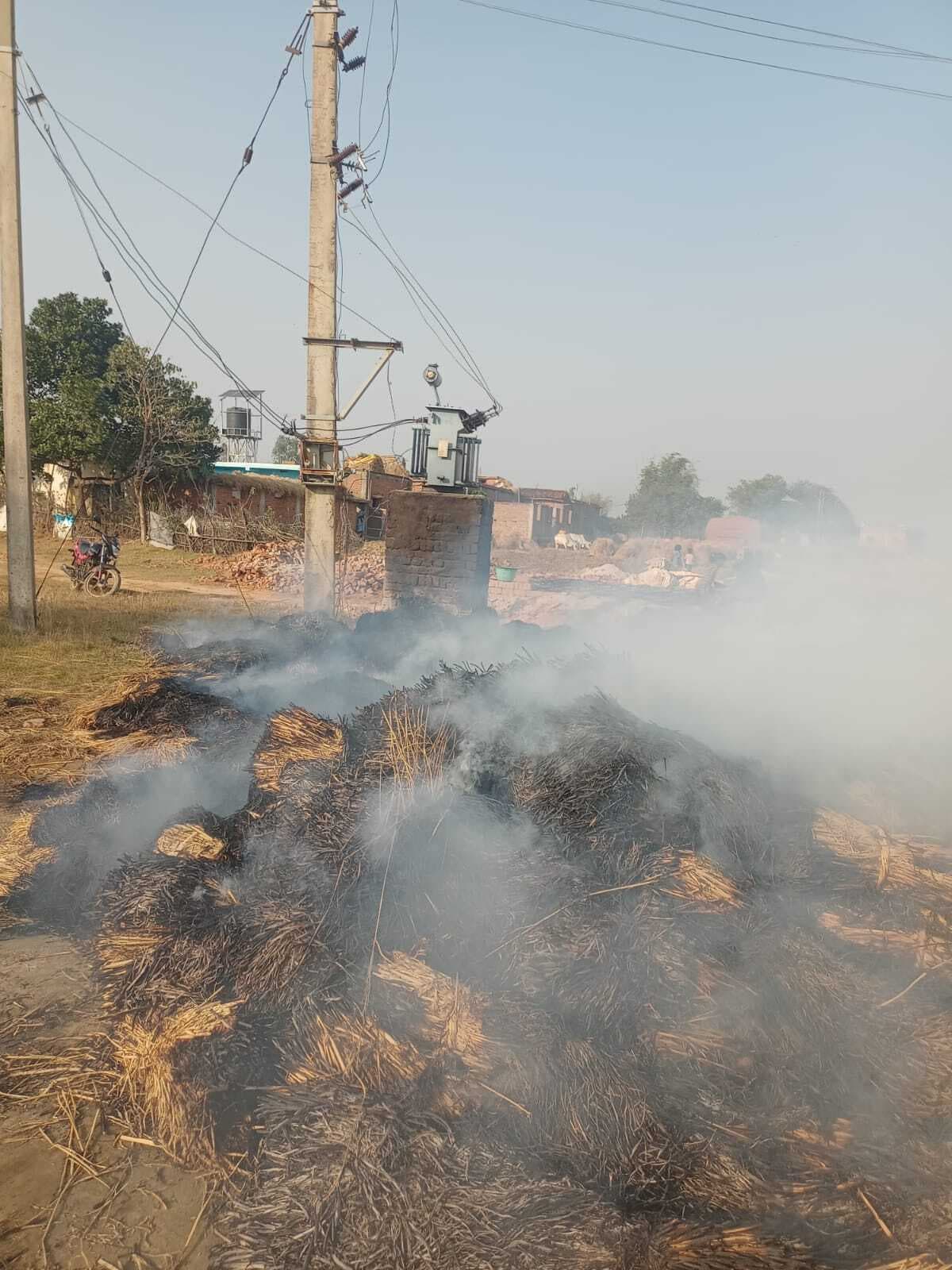 Giridih News: ट्रांसफार्मर की चपेट में आने से खलिहान में लगी आग