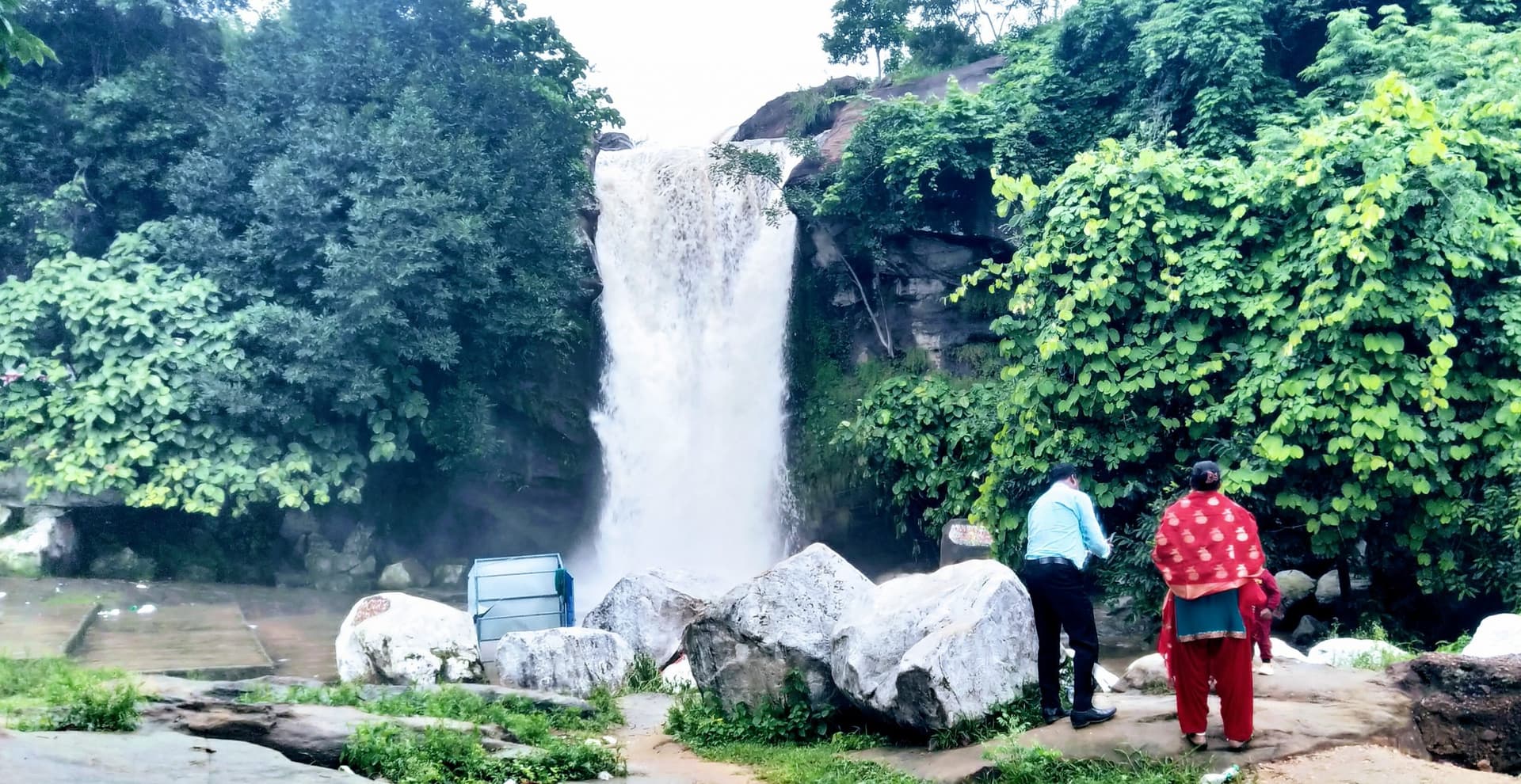 Bokaro News : प्रकृति प्रेमियों को आकर्षित करता है ललपनिया का छरछरिया झरना