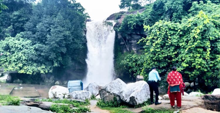 Bokaro News : प्रकृति प्रेमियों को आकर्षित करता है ललपनिया का छरछरिया झरना