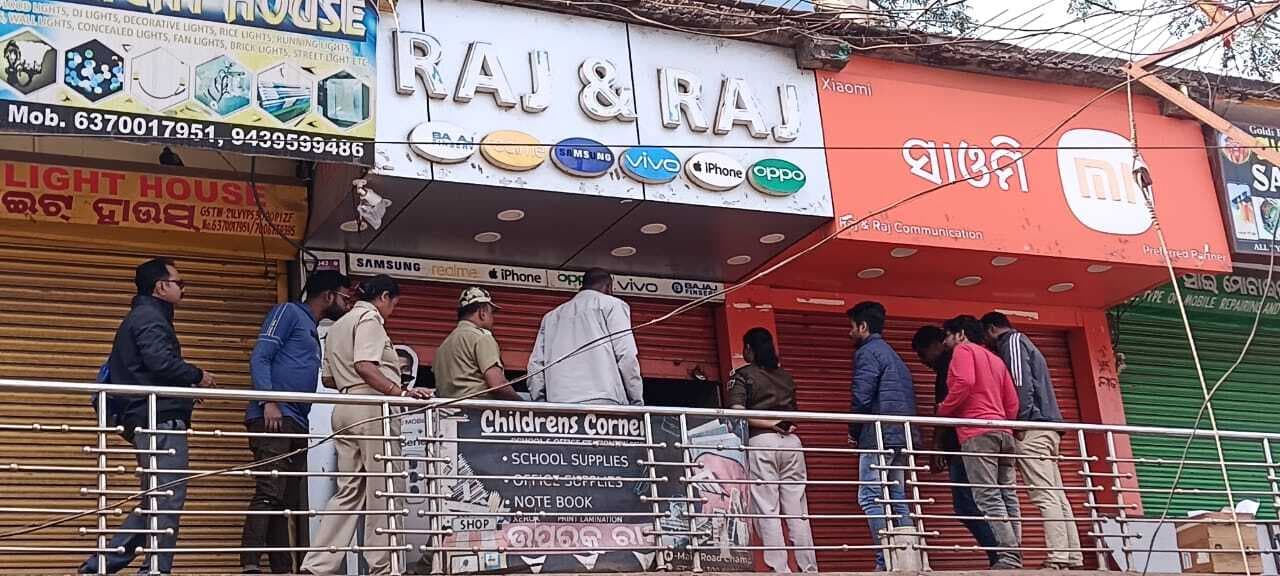Chaibasa News : जैंतगढ़ : दुकान से 20 लाख रुपये की मोबाइल चोरी