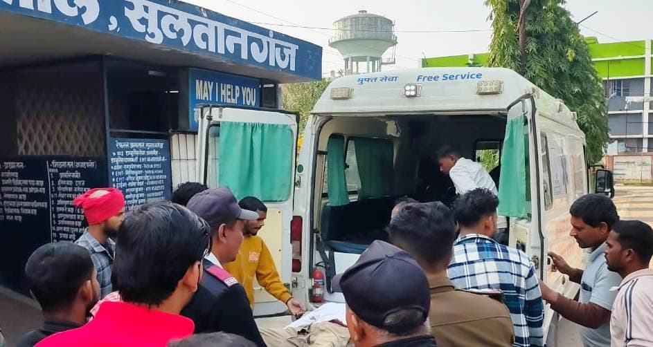 Bhagalpur News: सुलतानगंज में दो बाइक के बीच भीषण टक्कर, चार जख्मी, तीन रेफर