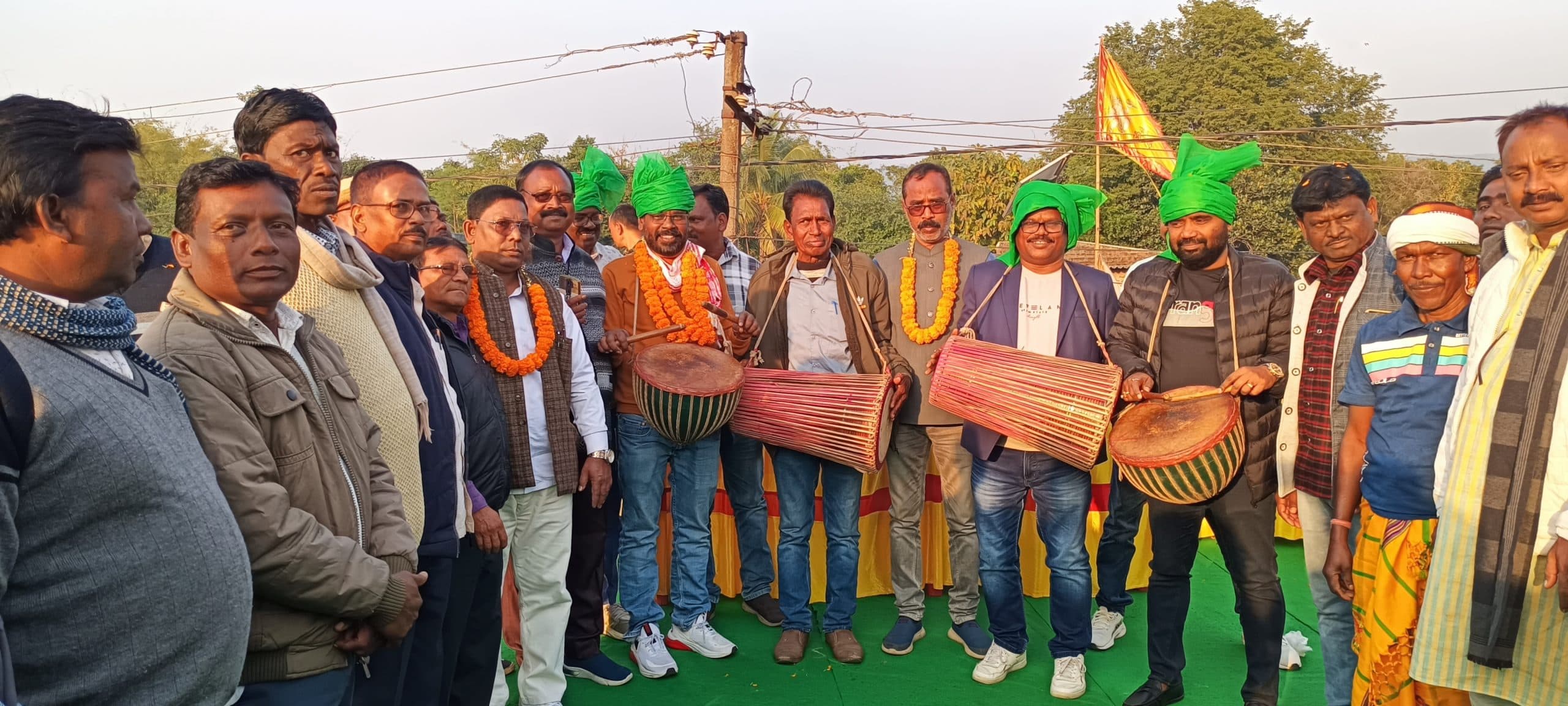 Dhanbad News : सोहराय में आदिवासियों संग थिरके भाकपा माले विधायक