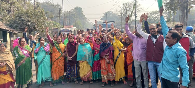 Dhanbad News : प्रदूषण व जलसंकट के विरोध में सड़क पर उतरे भौंरा के लोग, ट्रांसपोर्टिंग ठप