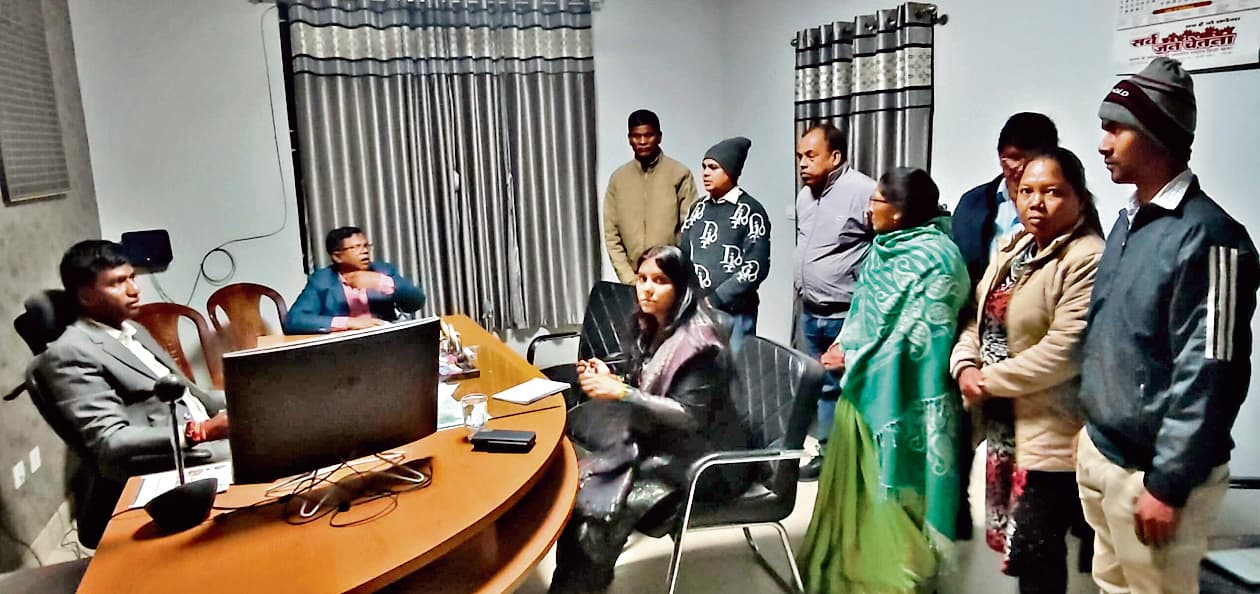 Ranchi News : शहर अंचल कार्यालय में अनुपस्थित मिले लिपिक व राजस्वकर्मी, शोकॉज