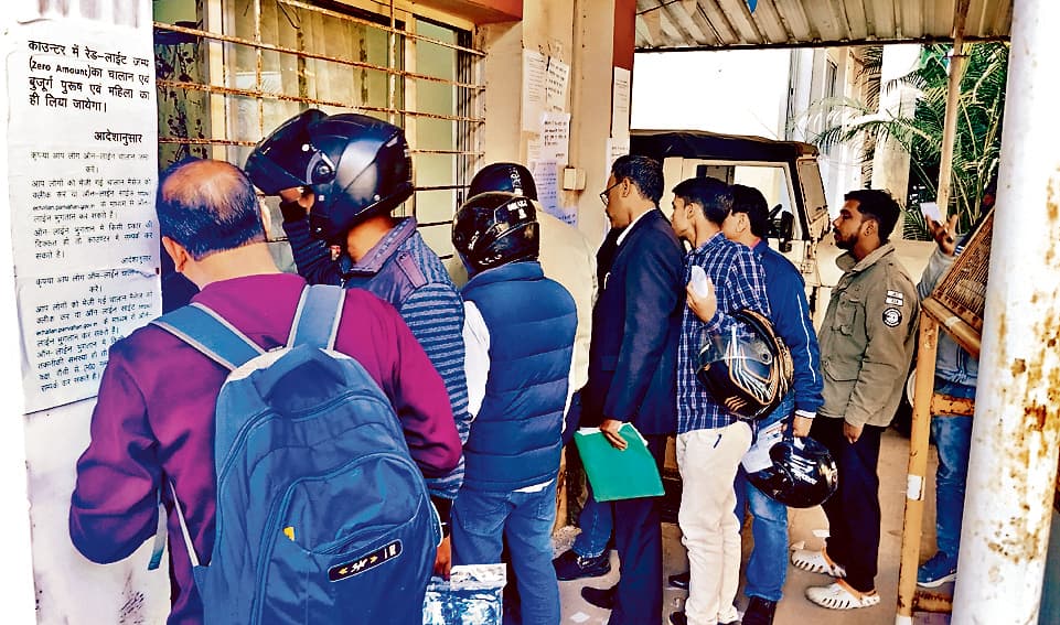 Ranchi News : तीन दिन से डाउन है सर्वर, चालान जमा करने को लेकर बढ़ी परेशानी