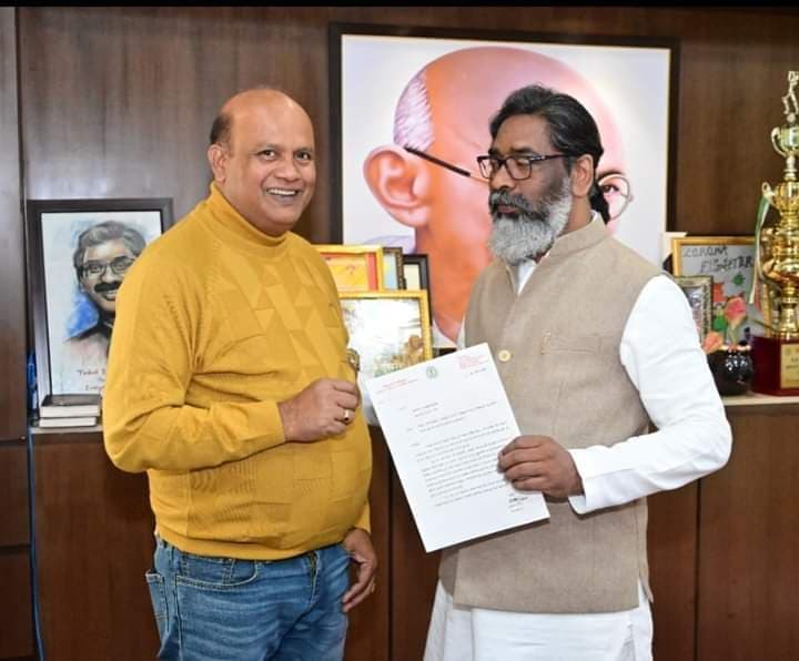 Dhanbad News : निरसा को अनुमंडल बनाने के लिए अरूप ने सीएम को सौंपा ज्ञापन