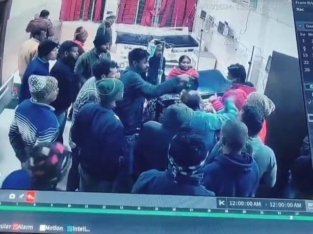 Bokaro News : सदर अस्पताल में मरीज की मौत, चिकित्सक के साथ दुर्व्यवहार