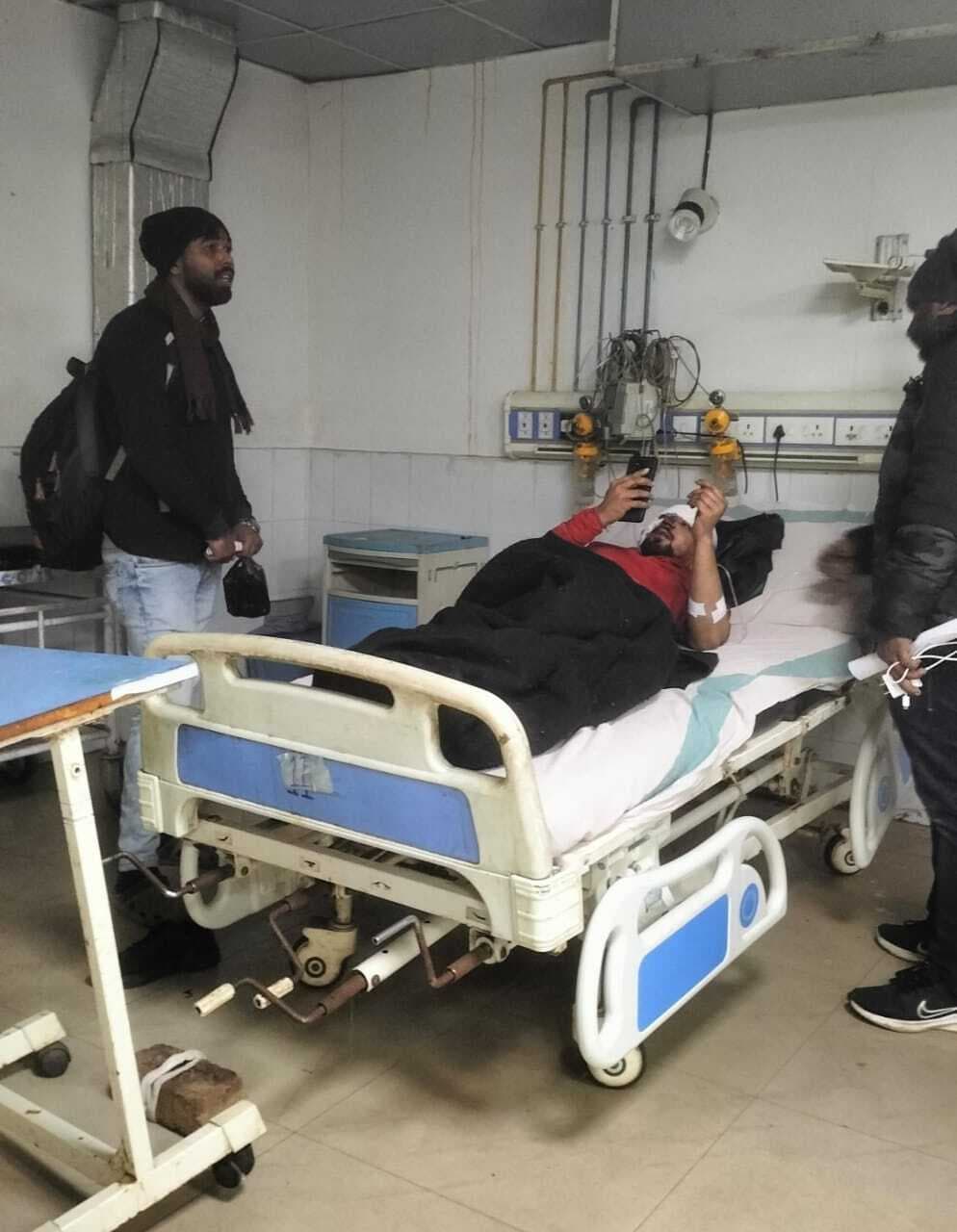 Dhanbad News:बरवाअड्डा में कार पलटी, चार एमआर घायल