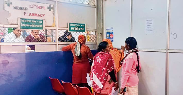 Dhanbad News : एसएनएमएमसीएच के ओपीडी में सर्दी, खांसी, बुखार समेत कई बीमारियों की दवाएं खत्म