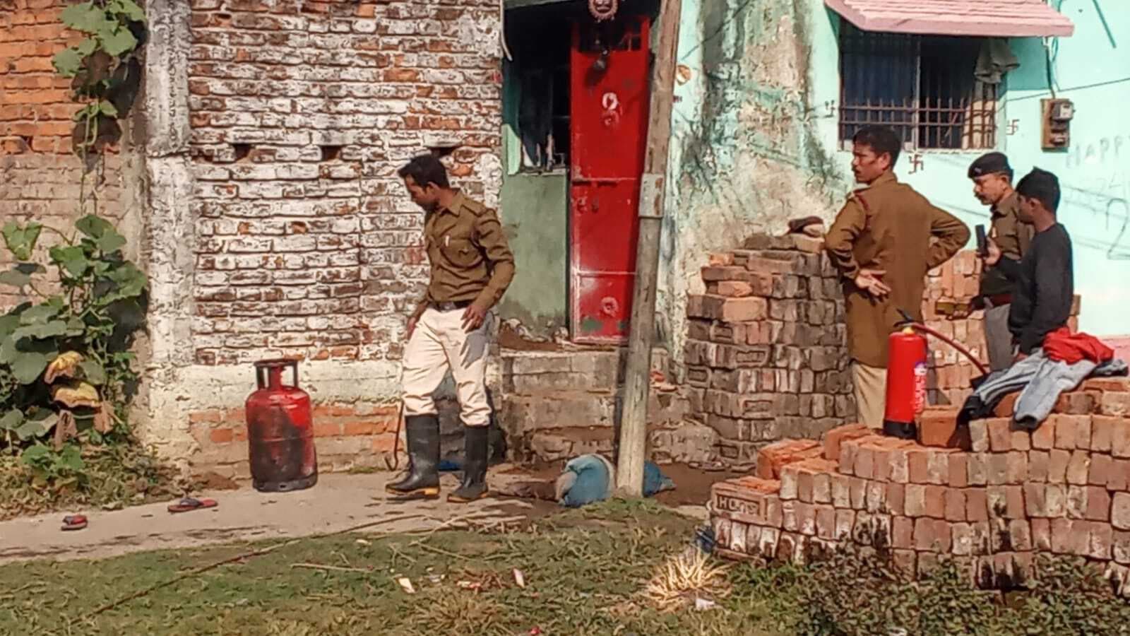 सिलिंडर से गैस रिसाव होने से घर में लगी आग