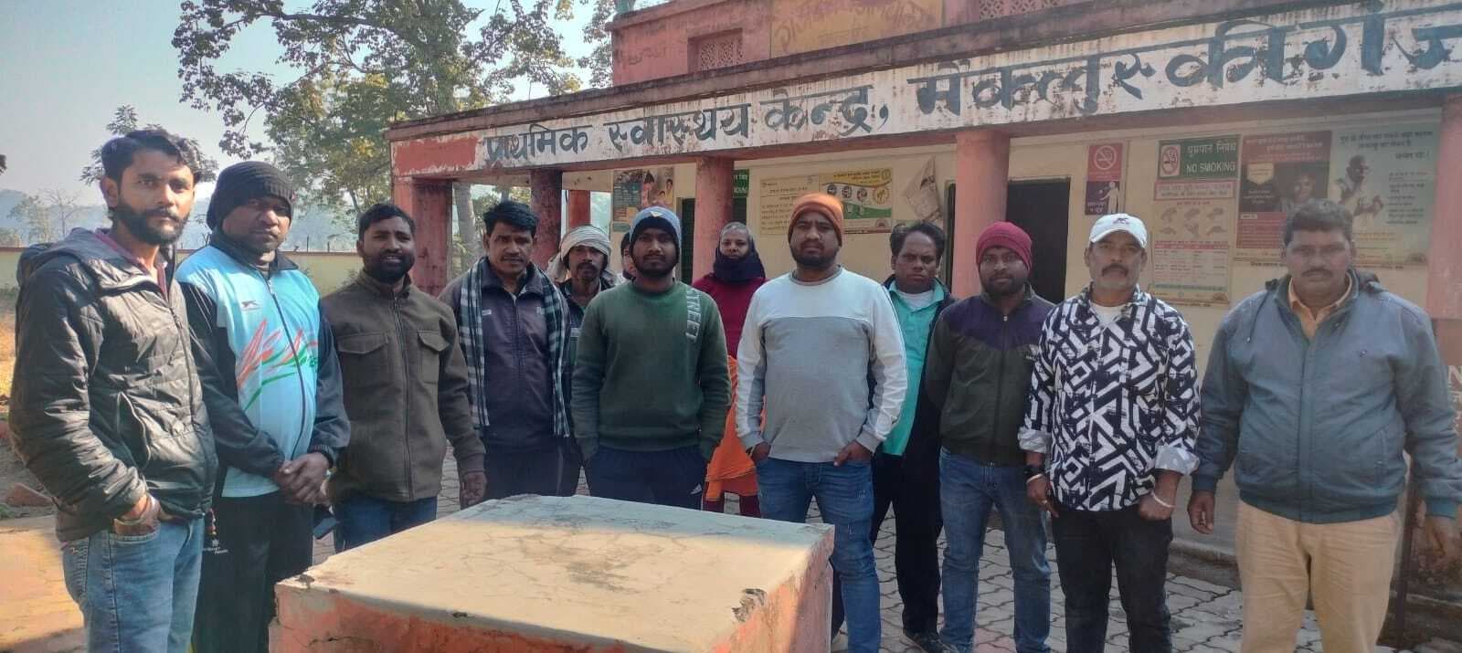 प्राथमिक स्वास्थ्य केंद्र के गेट पर बंद ताला देख भड़के लोग, किया हंगामा