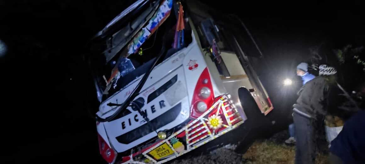 डिवाइडर से टकराकर यात्री बस दुर्घटनाग्रस्त, दो लोग चोटिल