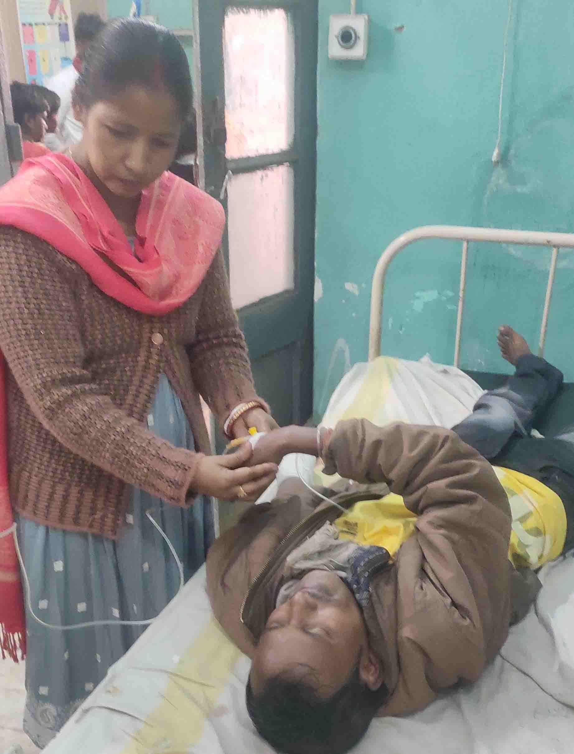 टोटो पलटने  से महिला समेत दो लोग गंभीर रूप से घायल,  रेफर