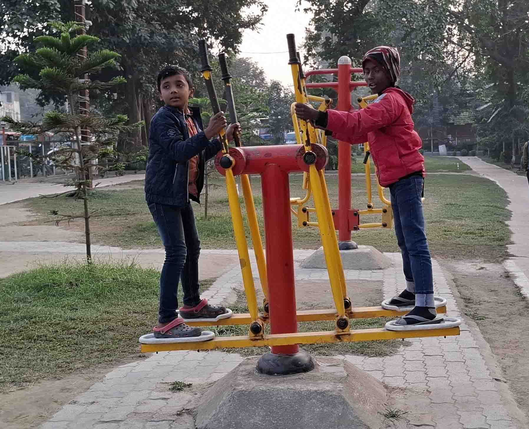 सर्द हवाओं से पूर्णिया की फिजां में पसरी कनकनी, ठिठुरे लोग