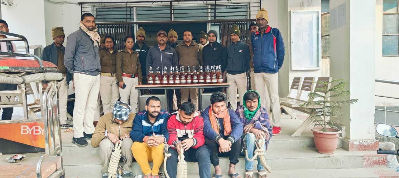 उत्पाद विभाग ने 54 लीटर अंग्रेजी शराब के साथ पांच तस्कर किया गिरफ्तार, एक ई रिक्शा जब्त