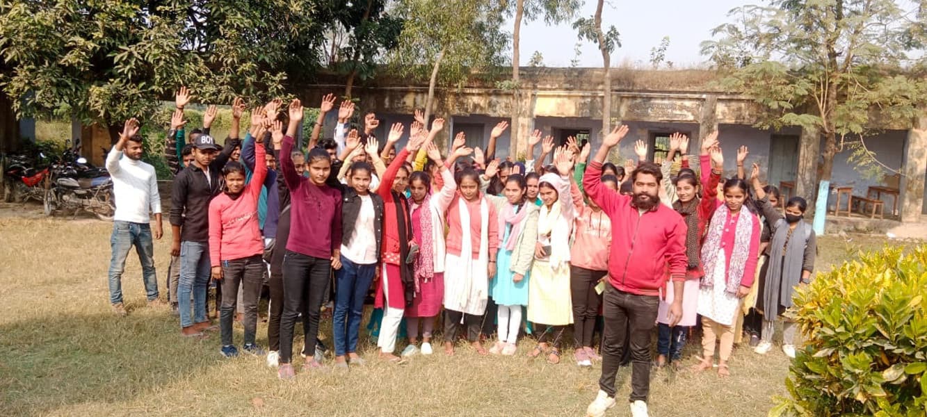 परीक्षा केंद्र नहीं बदलने पर छात्र-छात्राओं ने आंदोलन की दी चेतावनी