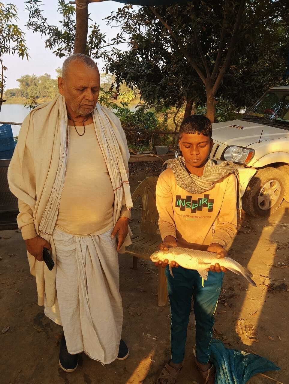 मत्स्य पालन कर गांधी प्रसाद ने बेरोजगारी के दंश को छोड़ा पीछे