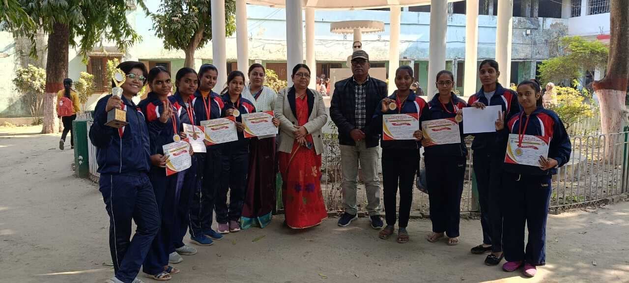 अंतर महाविद्यालय बॉल बैडमिंटन प्रतियोगिता में रमेश झा महिला महाविद्यालय बना उप विजेता