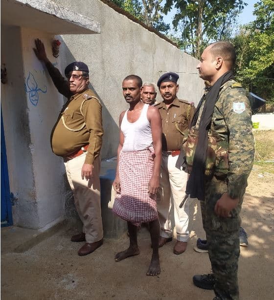 फरार आरोपी के घर पुलिस ने चिपकाया इश्तेहार