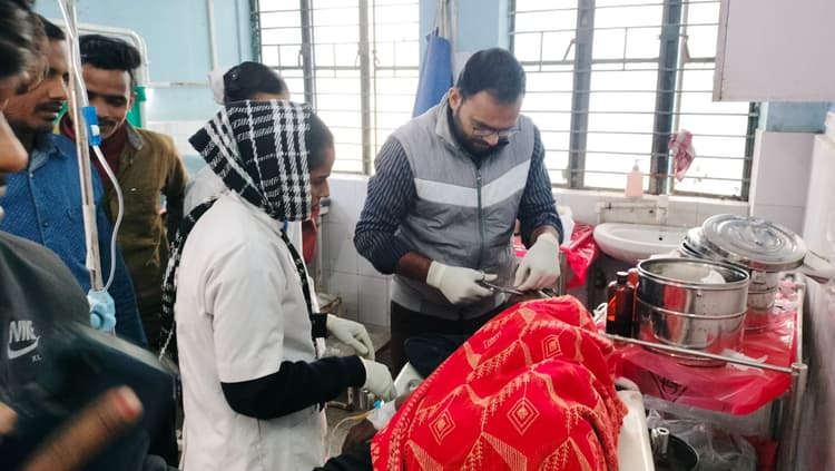 अनियंत्रित बाइक ने जेसीबी में मारी टक्कर, बाइक सवार छात्र की मौत