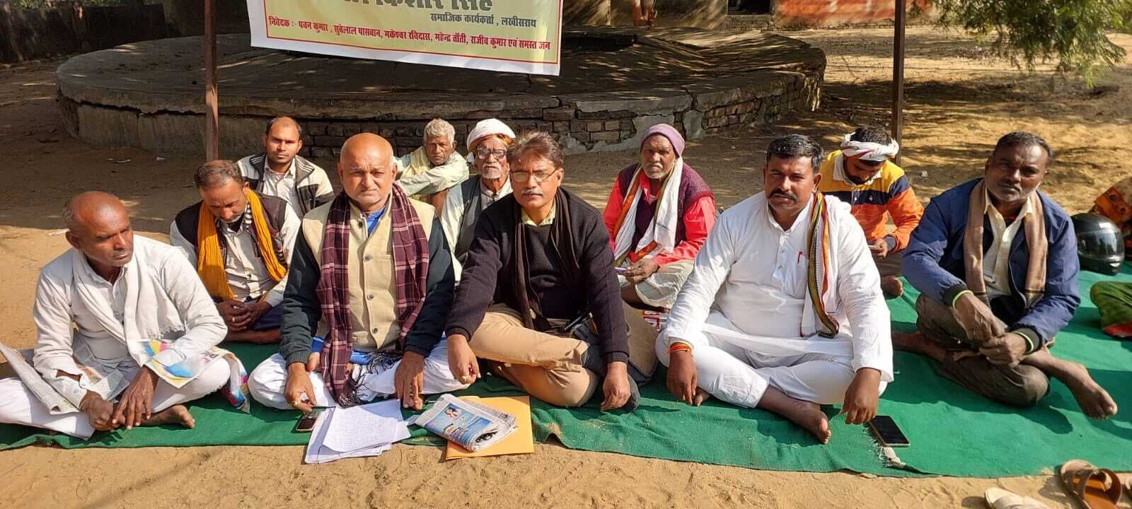 सात सूत्री मांगों को लेकर कार्यकर्ताओं ने दिया धरना