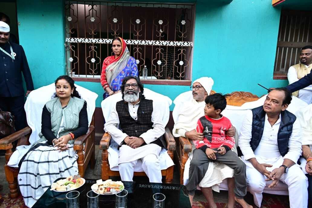 सीएम पहुंचे स्पीकर के गांव पाटनपुर, उनके पिता को दी श्रद्धांजलि