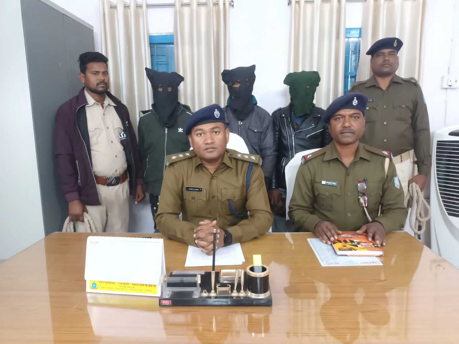 गैस दुकान में चोरी करने वाले गिरोह का भंडाफोड़, तीन गिरफ्तार, भेजा जेल