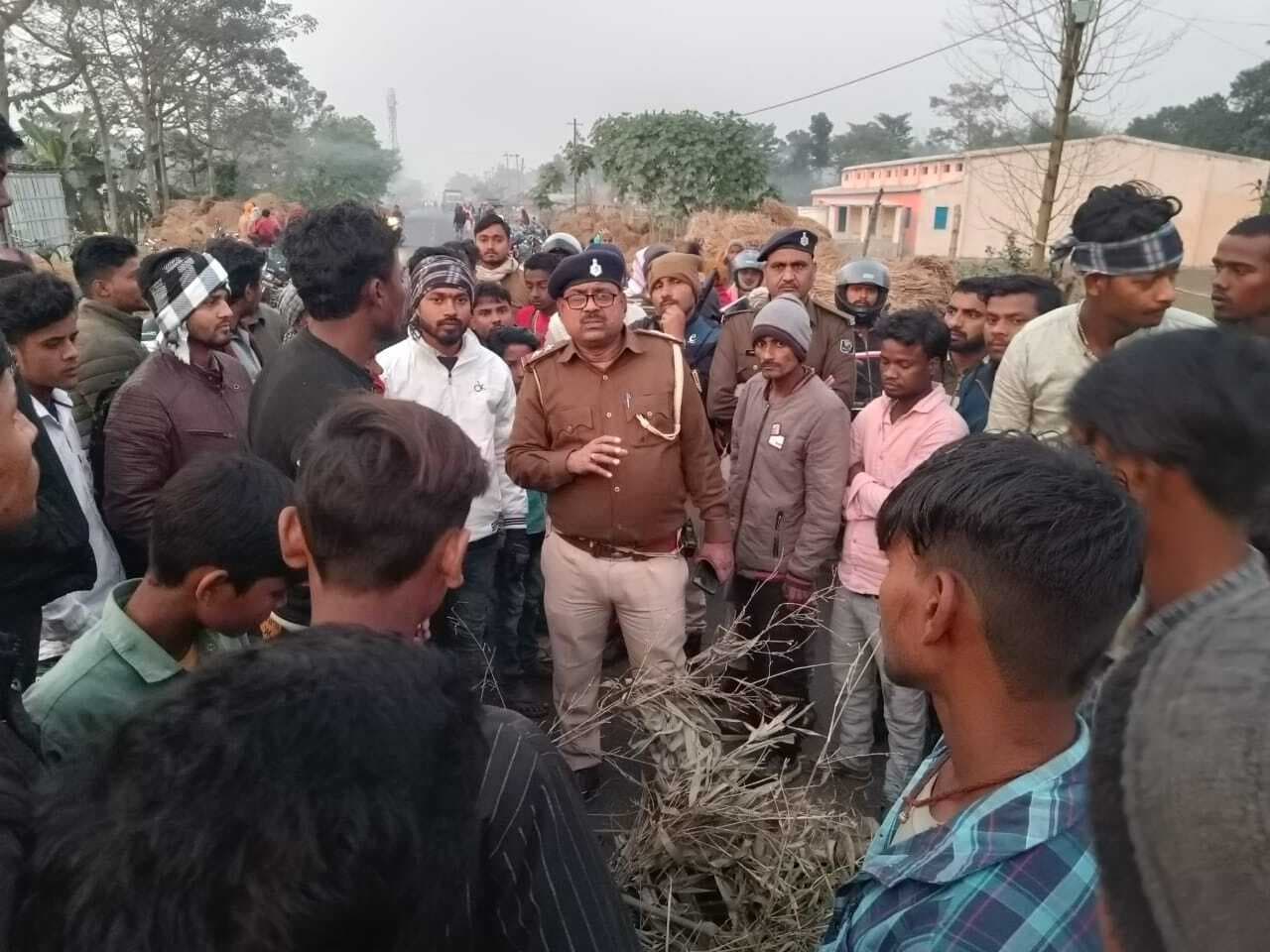 कमरगामा में दरवाजा पर धान समेट रहे लोगों को कार ने मारी ठोकर, नानी व नातिन की मौत, पांच घायल