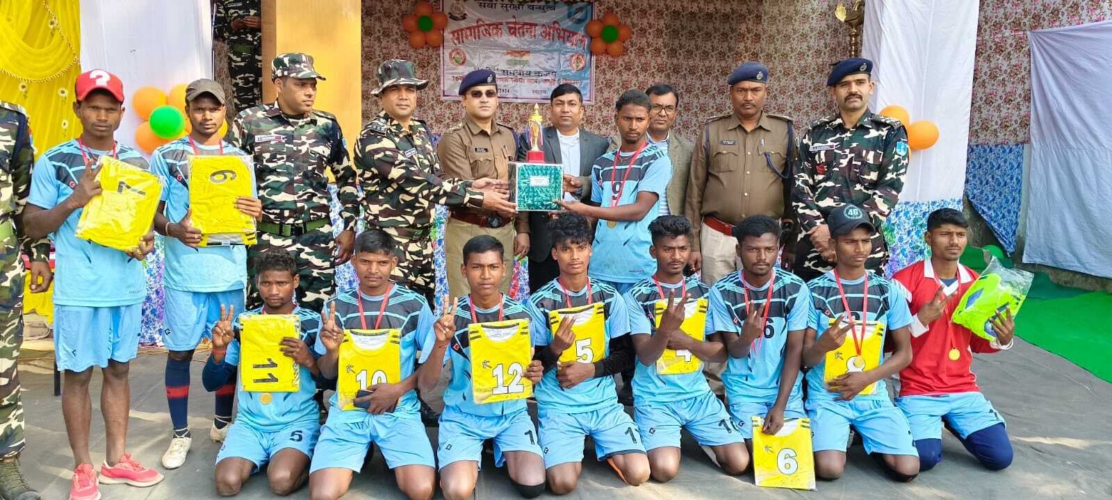 विभिन्न खेलों के विजयी टीम व खिलाड़ियों को किया गया पुरस्कृत